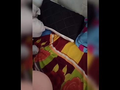 ❤️ Moja spolubývajúca zostáva doma sama, pretože jej manžel odchádza na dovolenku, a ja využijem príležitosť, aby som ju ošukal a naplnil jej zadok mliekom ☑ Sex na nás ❌❤